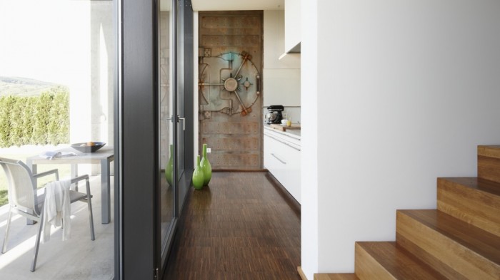 Ein Foto von dem 3D Fotopanel Alte Tresortür tapeziert in der Küche. Bestelle Deine Bildtapete online.