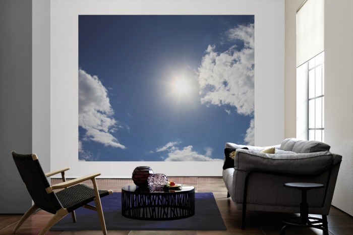 Die Fototapete Sonnenhimmel mit Wolken als große Bildtapete im Wohnzimmer. Als Bildtapete ist die Fototapete Sonnenhimmel mit Wolken ein besonderes Highlight auf Vliestapete.