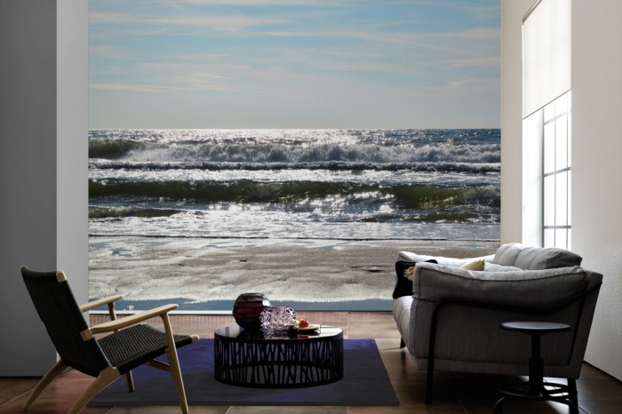 Im Wohnzimmer die Fototapete Wellen der Nordsee auf einer großen Wand tapeziert. Die Fototapete Wellen der Nordsee ist als Vlies-Fototapete im Wohnzimmer leicht zu tapezieren.