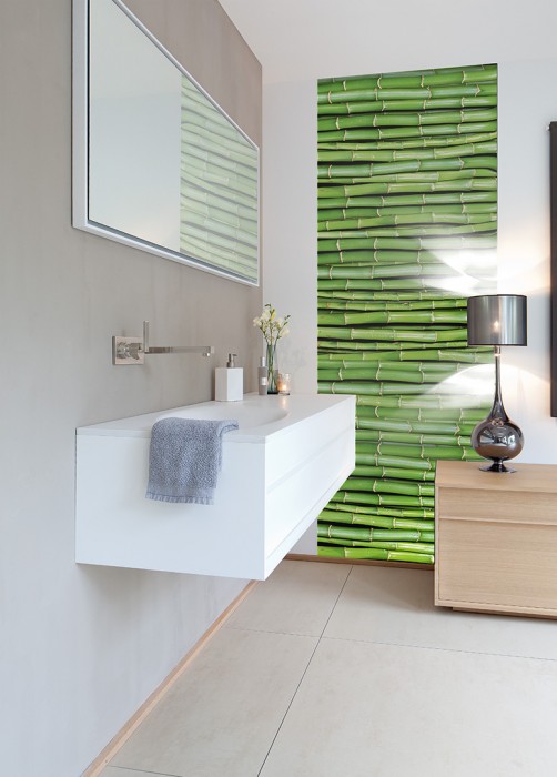 Ein Foto von dem 3D-Fotopanel Grüner Bambus tapeziert im Raum. Bestelle Deine Bildtapete online.