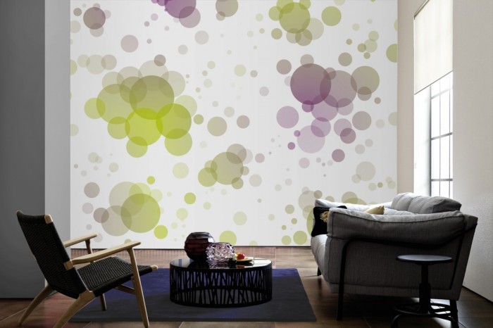 Im Wohnzimmer die Design-Fototapete Geometrie Kreise auf einer großen Wand tapeziert. Die Design-Fototapete Geometrie Kreise ist als Vlies-Fototapete im Wohnzimmer leicht zu tapezieren.
