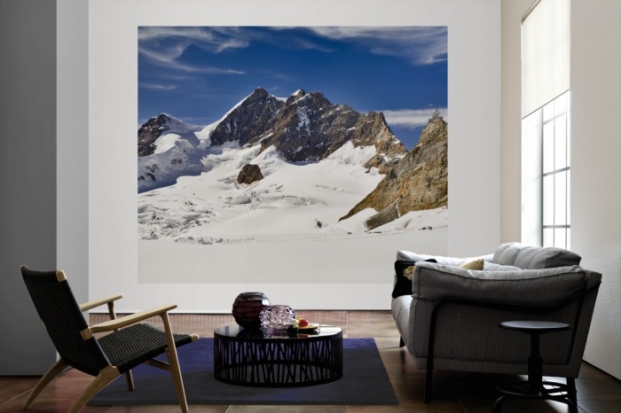 Die Fototapete Bergspitze im Schnee, Jungfraujoch Schweiz als große Bildtapete im Wohnzimmer. Als Bildtapete ist die Fototapete Bergspitze im Schnee, Jungfraujoch Schweiz ein besonderes Highlight auf Vliestapete.