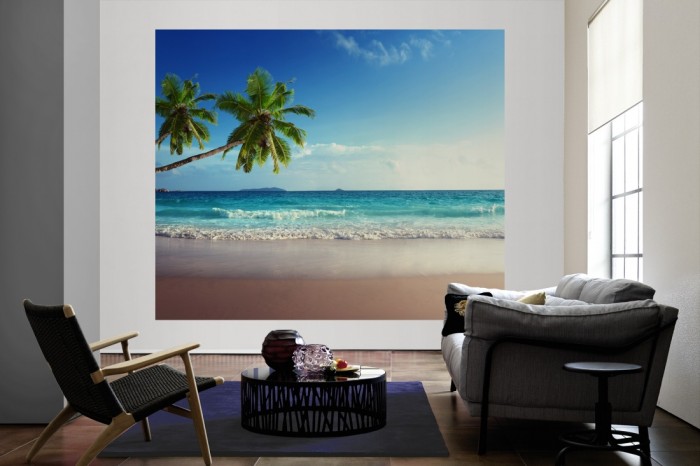 Die Fototapete Strand mit Palmen auf den Seychellen als große Bildtapete im Wohnzimmer. Als Bildtapete ist die Fototapete Strand mit Palmen auf den Seychellen ein besonderes Highlight auf Vliestapete.