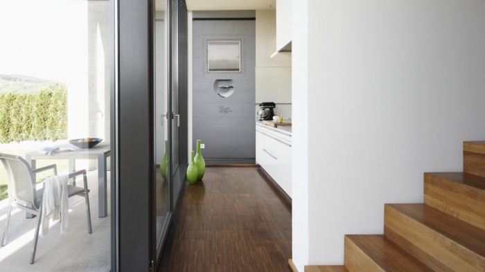 Ein Foto von dem 3D Fotopanel Flugzeugtür tapeziert in der Küche. Bestelle Deine Bildtapete online.