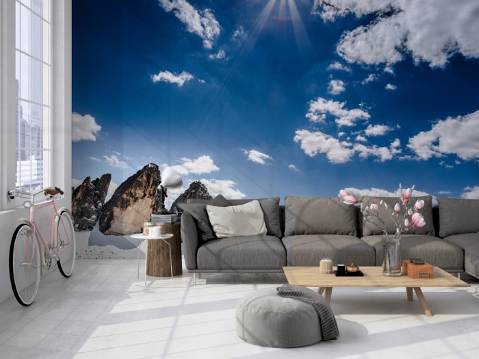 Die Fototapete Berge in Südtirol, Drei Zinnen auf einer großen Wand im Loft tapeziert. Die Fototapete Berge in Südtirol, Drei Zinnen wird individuell auf Deine Wand angepasst.