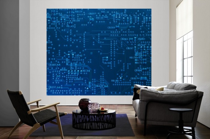 Die Design-Fototapete Elektonik, Blaue Platine als große Bildtapete im Wohnzimmer. Als Bildtapete ist die Design-Fototapete Elektonik, Blaue Platine ein besonderes Highlight auf Vliestapete.