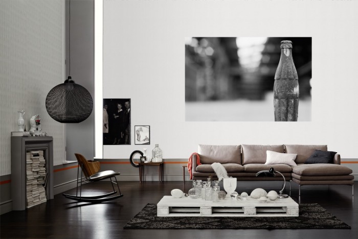 Die Fototapete Coke Flasche, schwarz-weiß als Wandbild im Wohnzimmer. Die Vlies-Fototapete Coke Flasche, schwarz-weiß verschönert als Wandbild Deine Wand.