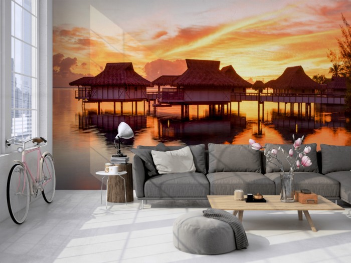 Die Fototapete Sonnenuntergang auf Bora Bora auf einer großen Wand im Loft tapeziert. Die Fototapete Sonnenuntergang auf Bora Bora wird individuell auf Deine Wand angepasst.