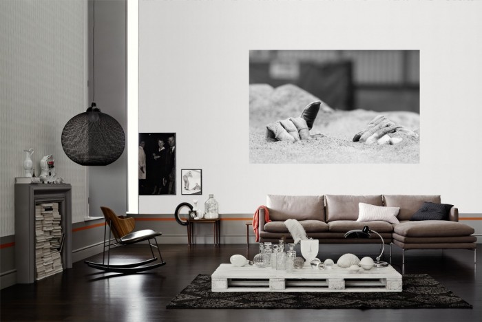 Die Fototapete Handwerkers Handschuhe, schwarz-weiß als Wandbild im Wohnzimmer. Die Vlies-Fototapete Handwerkers Handschuhe, schwarz-weiß verschönert als Wandbild Deine Wand.