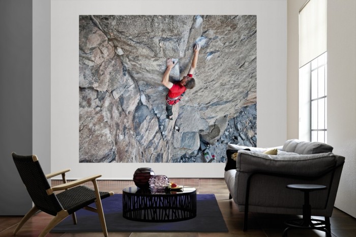 Die Fototapete Felswand mit Bergsteiger als große Bildtapete im Wohnzimmer. Als Bildtapete ist die Fototapete Felswand mit Bergsteiger ein besonderes Highlight auf Vliestapete.