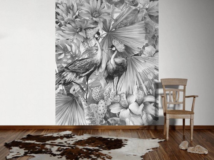 Ein Foto von dem Design-Fotopanel Kraniche in Blüten und Blättern schwarz-weiß tapeziert an der Wand. Bestelle Deine Bildtapete online.