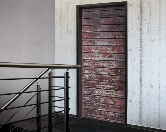 Ein Foto von der selbstklebenden Türtapete Alte Holzbretter tapeziert auf einer Tür. Bestelle Deine Türtapete online.