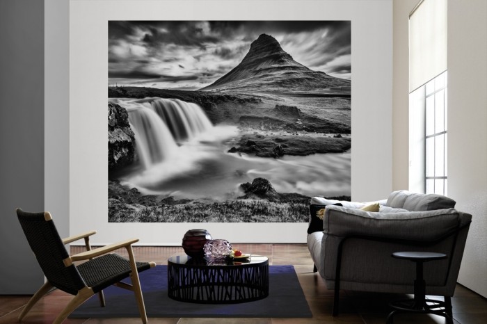 Die Fototapete Wasserfall in Island, Kirkjufellsfoss, schwarz-weiß als große Bildtapete im Wohnzimmer. Als Bildtapete ist die Fototapete Wasserfall in Island, Kirkjufellsfoss, schwarz-weiß ein besonderes Highlight auf Vliestapete.
