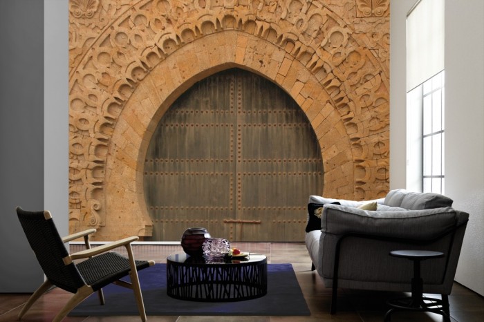 Im Wohnzimmer die Fototapete Tor im Orient auf einer großen Wand tapeziert. Die Fototapete Tor im Orient ist als Vlies-Fototapete im Wohnzimmer leicht zu tapezieren.