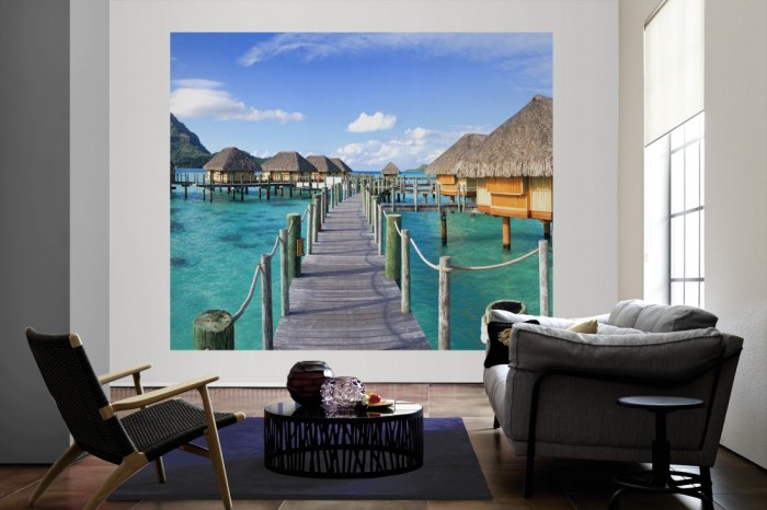 Die Fototapete Tahiti, Häuser im Meer als große Bildtapete im Wohnzimmer. Als Bildtapete ist die Fototapete Tahiti, Häuser im Meer ein besonderes Highlight auf Vliestapete.