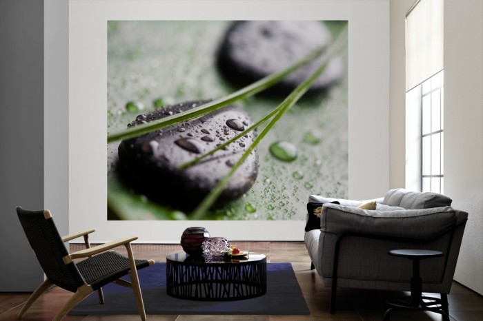 Die Fototapete Wellness, Wellness-Steine auf Blatt als große Bildtapete im Wohnzimmer. Als Bildtapete ist die Fototapete Wellness, Wellness-Steine auf Blatt ein besonderes Highlight auf Vliestapete.