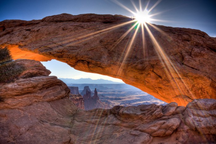 Die Fototapete Mesa Arch Canyonlands, Utah USA, eine Vlies-Fototapete bei Livingwalls Cologne online kaufen. Die Fototapete Mesa Arch Canyonlands, Utah USA ist eine Fototapete auf Maß.
