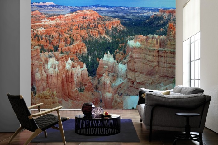 Im Wohnzimmer die Fototapete Bryce-Canyon in Utah, USA auf einer großen Wand tapeziert. Die Fototapete Bryce-Canyon in Utah, USA ist als Vlies-Fototapete im Wohnzimmer leicht zu tapezieren.