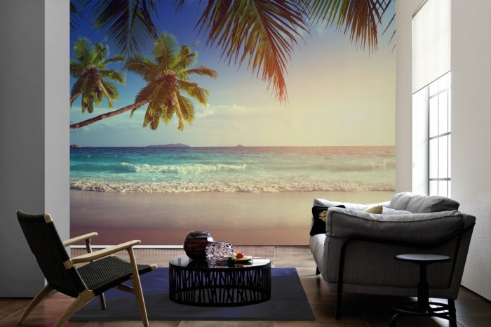 Im Wohnzimmer die Fototapete Strand bei Sonnenuntergang auf den Seychellen auf einer großen Wand tapeziert. Die Fototapete Strand bei Sonnenuntergang auf den Seychellen ist als Vlies-Fototapete im Wohnzimmer leicht zu tapezieren.