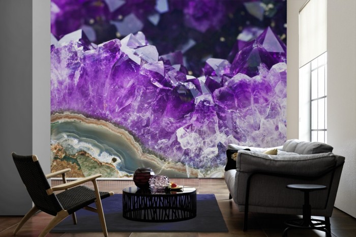 Im Wohnzimmer die Fototapete Edelstein in violett, Amethyst im Detail auf einer großen Wand tapeziert. Die Fototapete Edelstein in violett, Amethyst im Detail ist als Vlies-Fototapete im Wohnzimmer leicht zu tapezieren.
