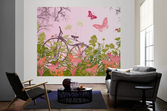 Die Design-Fototapete Fahrrad im Wald, Artwork als große Bildtapete im Wohnzimmer. Als Bildtapete ist die Design-Fototapete Fahrrad im Wald, Artwork ein besonderes Highlight auf Vliestapete.