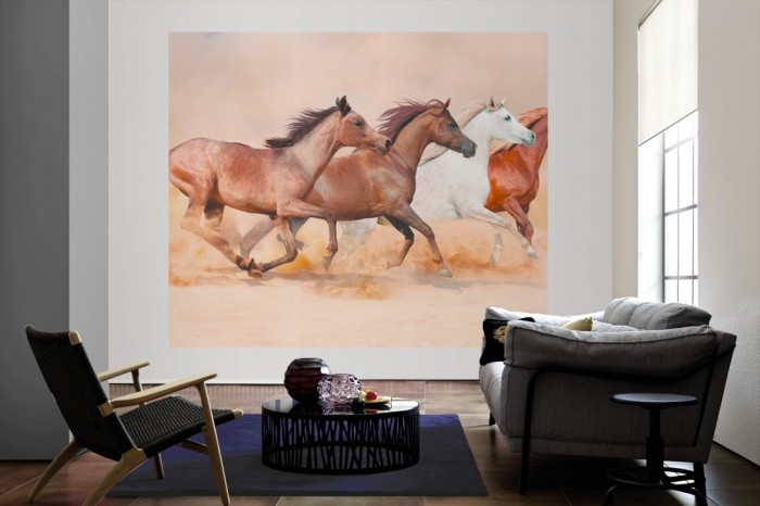 Die Fototapete Pferde im Galopp als große Bildtapete im Wohnzimmer. Als Bildtapete ist die Fototapete Pferde im Galopp ein besonderes Highlight auf Vliestapete.