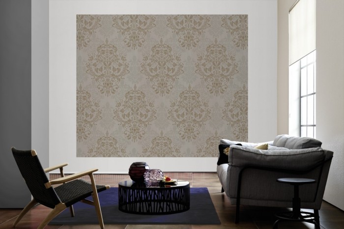 Die Designtapete Barock Ornament, Klassik Grau als große Bildtapete im Wohnzimmer. Als Bildtapete ist die Designtapete Barock Ornament, Klassik Grau ein besonderes Highlight auf Vliestapete.