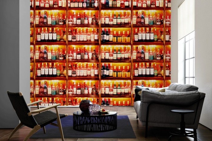 Im Wohnzimmer die Fototapete Flaschen im Regal, Spirituosen Bar auf einer großen Wand tapeziert. Die Fototapete Flaschen im Regal, Spirituosen Bar ist als Vlies-Fototapete im Wohnzimmer leicht zu tapezieren.