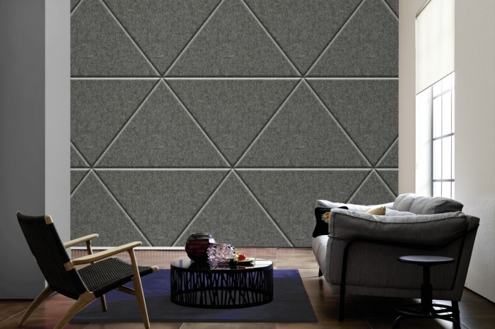 Im Wohnzimmer die Fototapete Filz Dreiecke auf einer großen Wand tapeziert. Die Fototapete Filz Dreiecke ist als Vlies-Fototapete im Wohnzimmer leicht zu tapezieren.