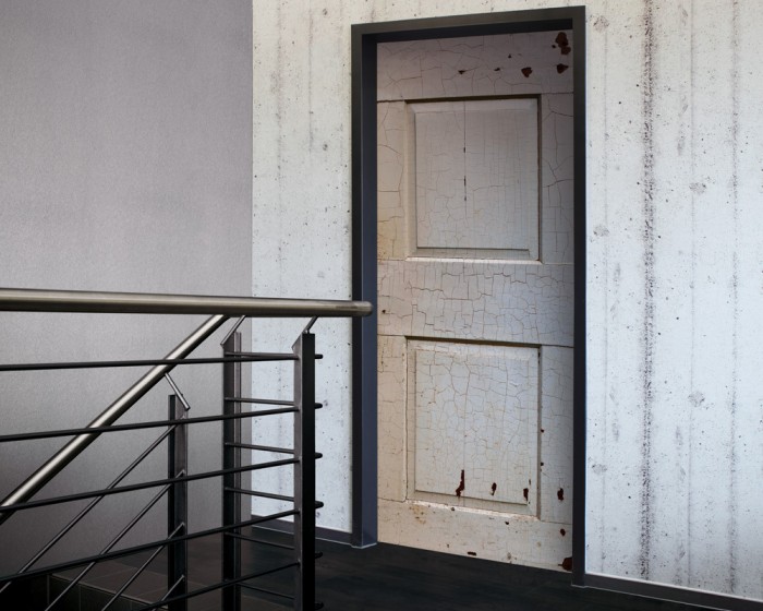 Ein Foto von der selbstklebenden Türtapete Alte Holztür in weiß tapeziert auf einer Tür. Bestelle Deine Türtapete online.