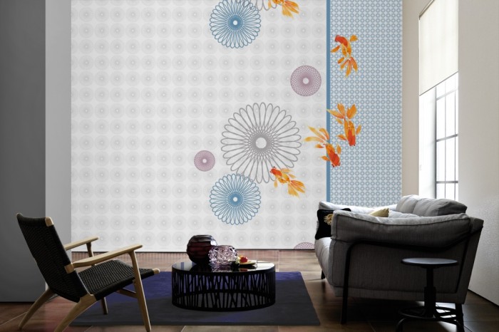 Im Wohnzimmer die Design-Fototapete Fische im Aquarium, Artwork auf einer großen Wand tapeziert. Die Design-Fototapete Fische im Aquarium, Artwork ist als Vlies-Fototapete im Wohnzimmer leicht zu tapezieren.