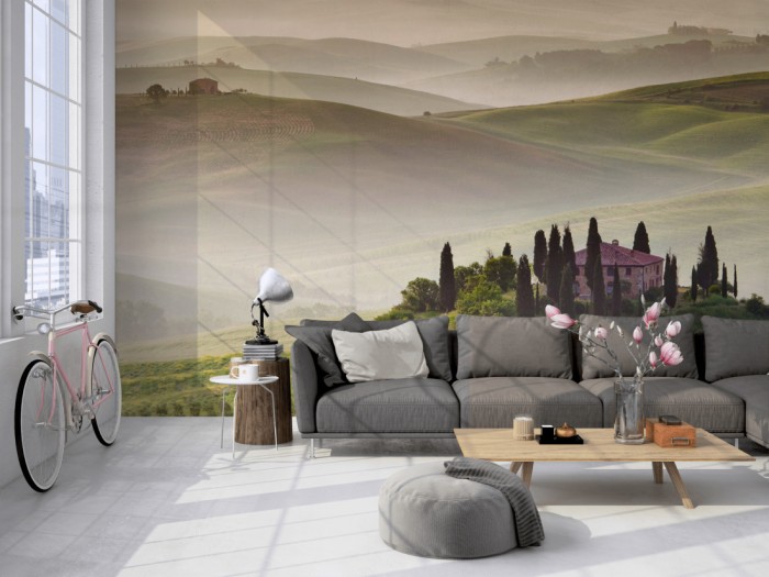 Die Fototapete Toskana im Morgennebel auf einer großen Wand im Loft tapeziert. Die Fototapete Toskana im Morgennebel wird individuell auf Deine Wand angepasst.