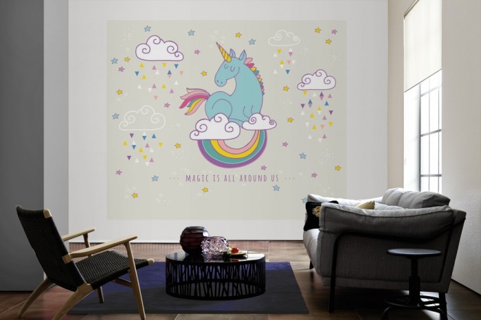 Die Fototapete blaues Einhorn auf weißen Wolken als große Bildtapete im Wohnzimmer. Als Bildtapete ist die Fototapete blaues Einhorn auf weißen Wolken ein besonderes Highlight auf Vliestapete.