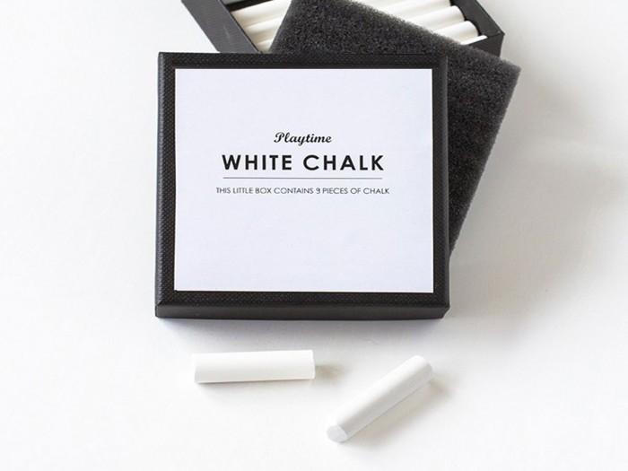 Schwamm und Kreide für die magnetische Tafeltapete direkt mitbestellen!