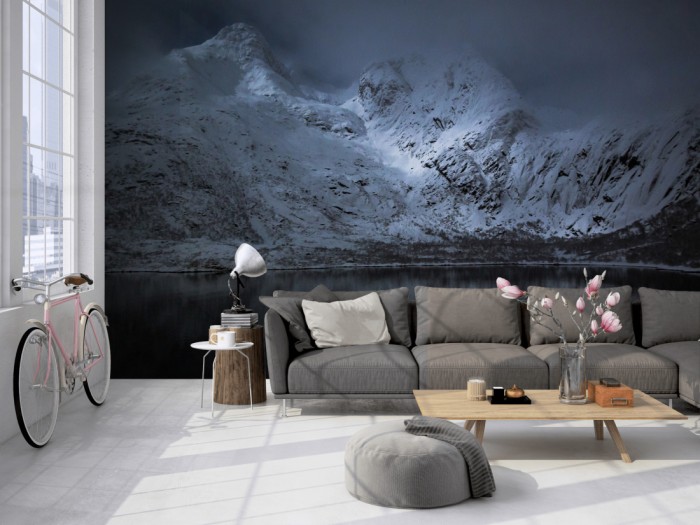 Die Fototapete Berge der Lofoten bei Nacht, Norwegen auf einer großen Wand im Loft tapeziert. Die Fototapete Berge der Lofoten bei Nacht, Norwegen wird individuell auf Deine Wand angepasst.