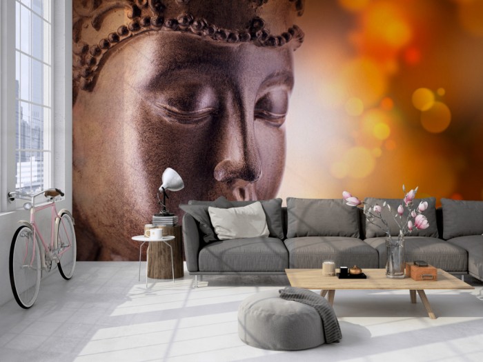 Die Fototapete Buddhakopf auf einer großen Wand im Loft tapeziert. Die Fototapete Buddhakopf wird individuell auf Deine Wand angepasst.
