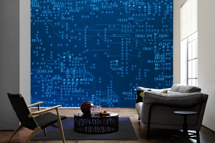Im Wohnzimmer die Design-Fototapete Elektonik, Blaue Platine auf einer großen Wand tapeziert. Die Design-Fototapete Elektonik, Blaue Platine ist als Vlies-Fototapete im Wohnzimmer leicht zu tapezieren.