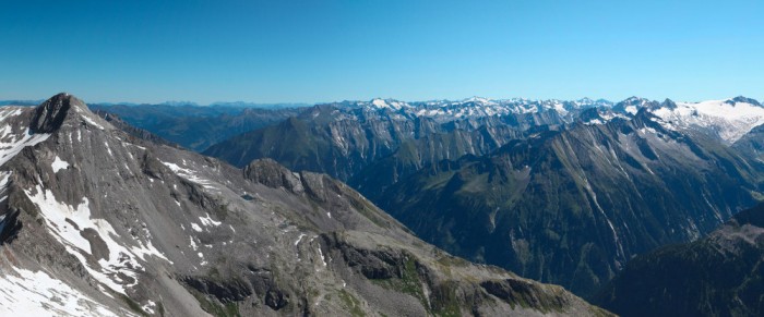 Die Fototapete Alpen Österreich, Panorama der Berge, eine Vlies-Fototapete bei Livingwalls Cologne online kaufen. Die Fototapete Alpen Österreich, Panorama der Berge ist eine Fototapete auf Maß.