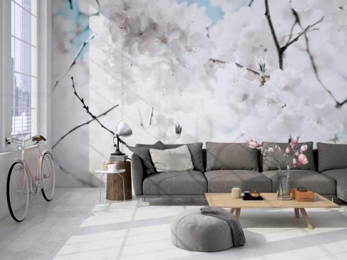 Die Fototapete Kirschblüten in Weiß auf einer großen Wand im Loft tapeziert. Die Fototapete Kirschblüten in Weiß wird individuell auf Deine Wand angepasst.