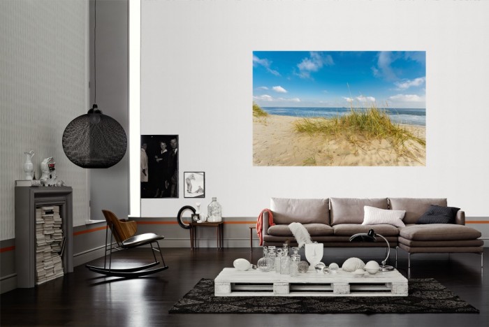 Die Fototapete Sylt, Düne am Meer bei Sonnenschein als Wandbild im Wohnzimmer. Die Vlies-Fototapete Sylt, Düne am Meer bei Sonnenschein verschönert als Wandbild Deine Wand.