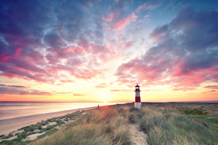 Die Fototapete Leuchtturm von Sylt bei Sonnenaufgang, eine Vlies-Fototapete bei Livingwalls Cologne online kaufen. Die Fototapete Leuchtturm von Sylt bei Sonnenaufgang ist eine Fototapete auf Maß.