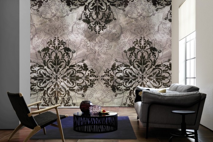 Im Wohnzimmer die Designtapete Barock Ornament, Vintage Patina auf einer großen Wand tapeziert. Die Designtapete Barock Ornament, Vintage Patina ist als Vlies-Fototapete im Wohnzimmer leicht zu tapezieren.