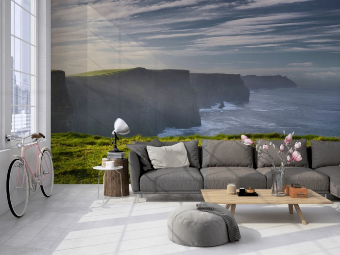 Die Fototapete Irlands grüne Küste, Cliffs of Moher auf einer großen Wand im Loft tapeziert. Die Fototapete Irlands grüne Küste, Cliffs of Moher wird individuell auf Deine Wand angepasst.