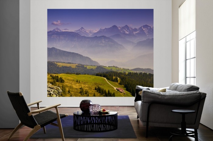 Die Fototapete Berglandschaft in der Schweiz als große Bildtapete im Wohnzimmer. Als Bildtapete ist die Fototapete Berglandschaft in der Schweiz ein besonderes Highlight auf Vliestapete.