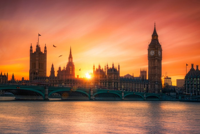 Die Fototapete Westminster, London bei Sonnenuntergang, eine Vlies-Fototapete bei Livingwalls Cologne online kaufen. Die Fototapete Westminster, London bei Sonnenuntergang ist eine Fototapete auf Maß.
