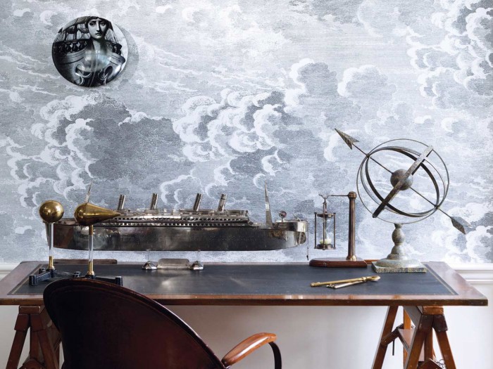 Die Fornasetti Tapete 114/28054 Nuvolette auf einer Wand tapeziert