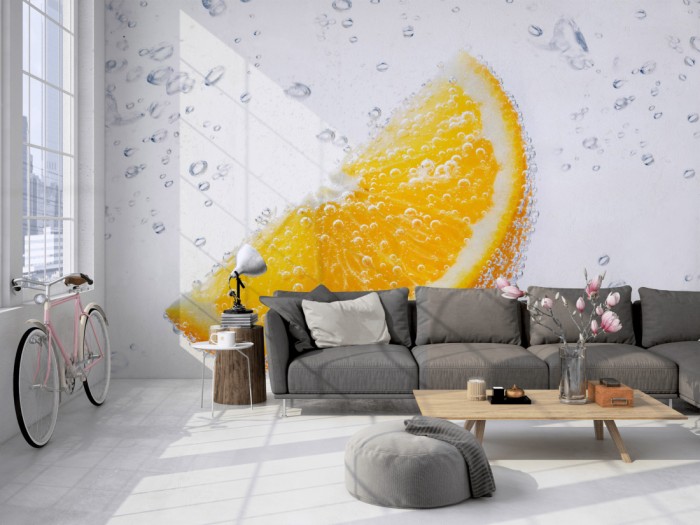 Die Fototapete Orange im Wasser auf einer großen Wand im Loft tapeziert. Die Fototapete Orange im Wasser wird individuell auf Deine Wand angepasst.