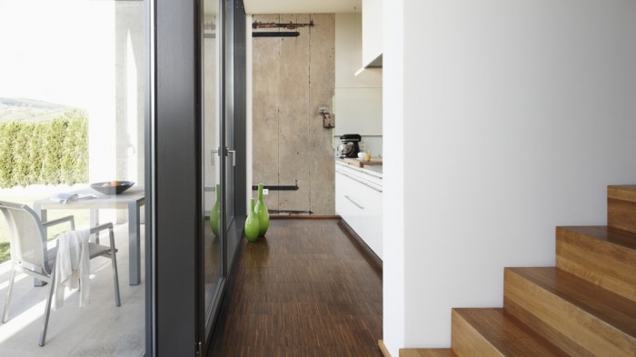 Ein Foto von dem 3D Fotopanel Alte Scheunentür tapeziert in der Küche. Bestelle Deine Bildtapete online.