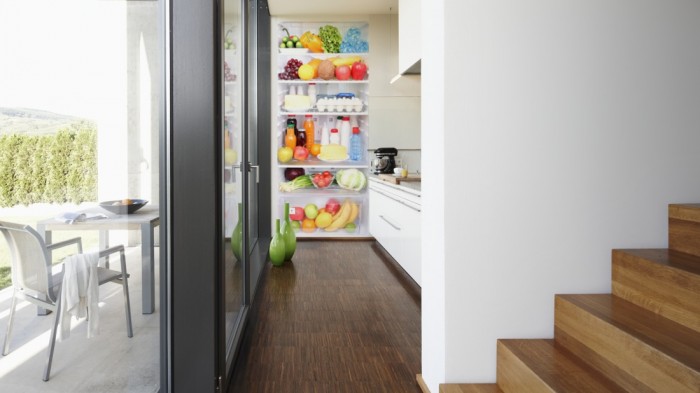 Ein Foto von dem 3D Fotopanel Gefüllter Kühlschrank tapeziert in der Küche. Bestelle Deine Bildtapete online.