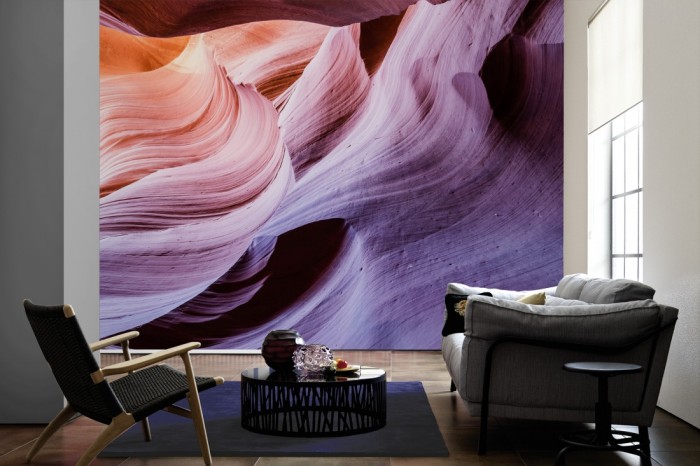 Im Wohnzimmer die Fototapete Lower Antelope Canyon, Arizona USA auf einer großen Wand tapeziert. Die Fototapete Lower Antelope Canyon, Arizona USA ist als Vlies-Fototapete im Wohnzimmer leicht zu tapezieren.